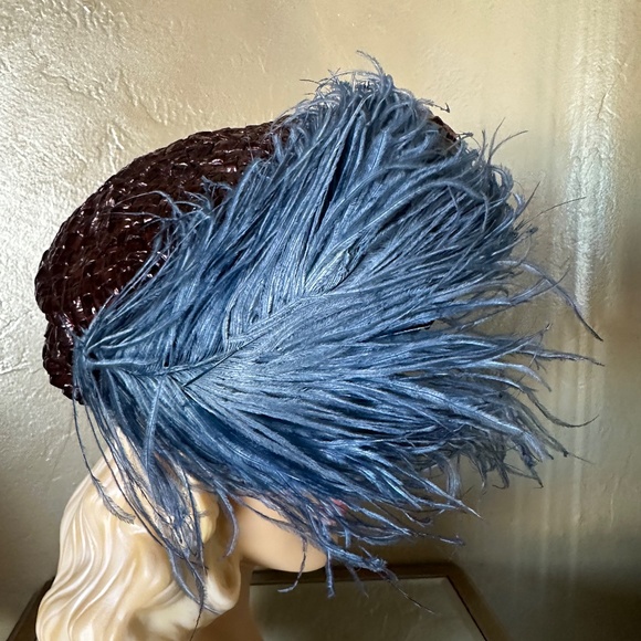 STUNNING 1940S' BROWN STRAW BERET WITH BLUE OSTRICH FEATHERS - Picture 6 of 12